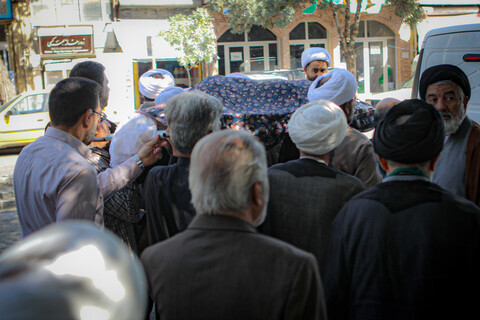 تصاویر/مراسم تشییع پیکر مرحوم حجت الاسلام و المسلمین شیخ محمد سلیمیان در مدرسه آیت الله آخوند همدانی