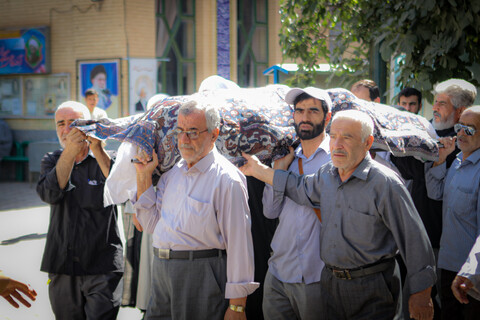 تصاویر/مراسم تشییع پیکر مرحوم حجت الاسلام و المسلمین شیخ محمد سلیمیان در مدرسه آیت الله آخوند همدانی