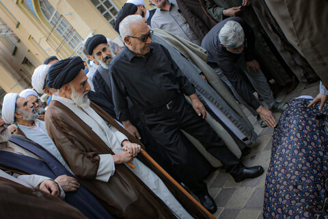 تصاویر/مراسم تشییع پیکر مرحوم حجت الاسلام و المسلمین شیخ محمد سلیمیان در مدرسه آیت الله آخوند همدانی