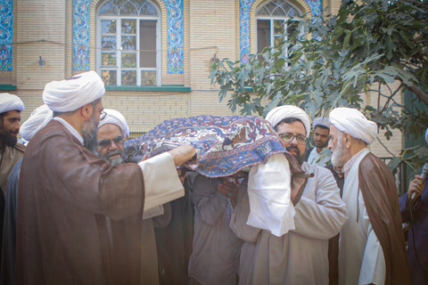 تصاویر/مراسم تشییع پیکر مرحوم حجت الاسلام و المسلمین شیخ محمد سلیمیان در مدرسه آیت الله آخوند همدانی