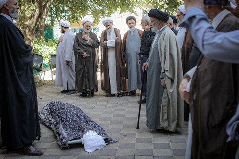 تصاویر/مراسم تشییع پیکر مرحوم حجت الاسلام و المسلمین شیخ محمد سلیمیان در مدرسه آیت الله آخوند همدانی