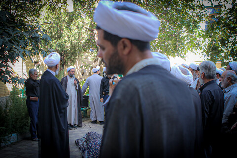 تصاویر/مراسم تشییع پیکر مرحوم حجت الاسلام و المسلمین شیخ محمد سلیمیان در مدرسه آیت الله آخوند همدانی