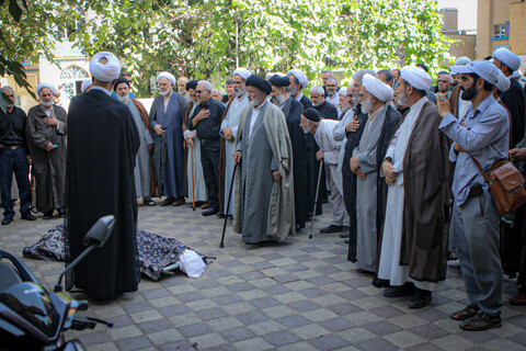 تصاویر/مراسم تشییع پیکر مرحوم حجت الاسلام و المسلمین شیخ محمد سلیمیان در مدرسه آیت الله آخوند همدانی