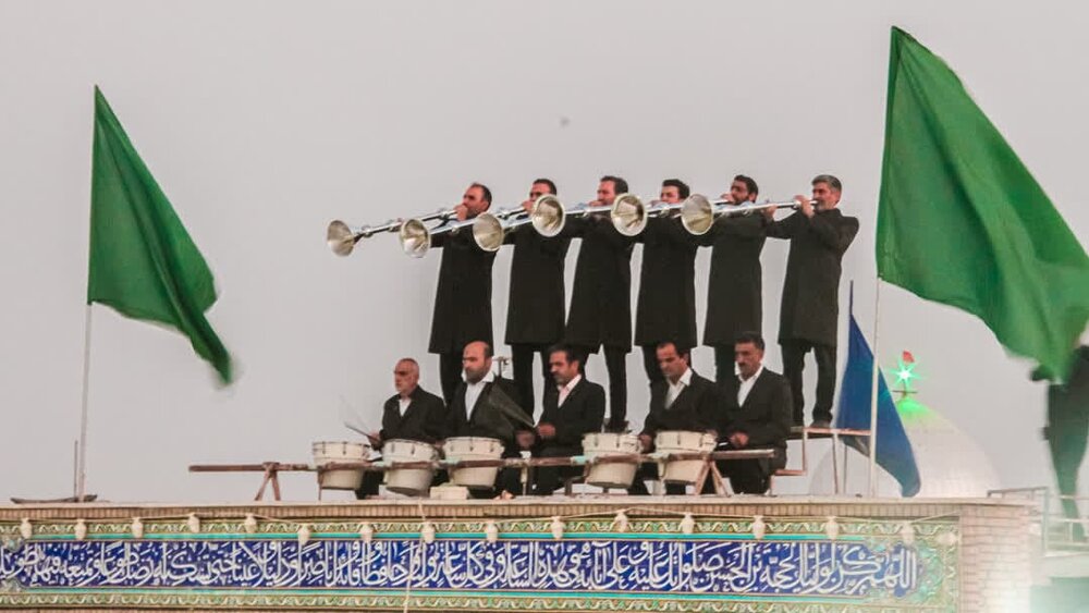 تعویض پرچم و نقاره‌ زنی در نجف ایران همزمان با آغاز امامت حضرت مهدی(عج)+ عکس و فیلم