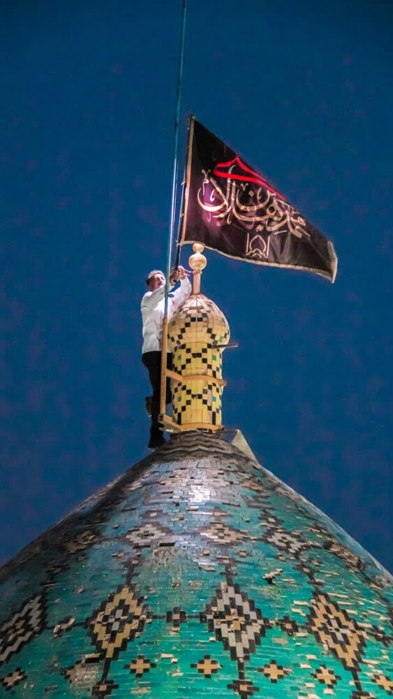 تصاویر/تعویض پرچم و نقاره‌ زنی درنجف ایران همزمان با آغاز امامت حضرت مهدی(عج)