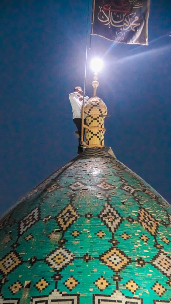 تصاویر/تعویض پرچم و نقاره‌ زنی درنجف ایران همزمان با آغاز امامت حضرت مهدی(عج)