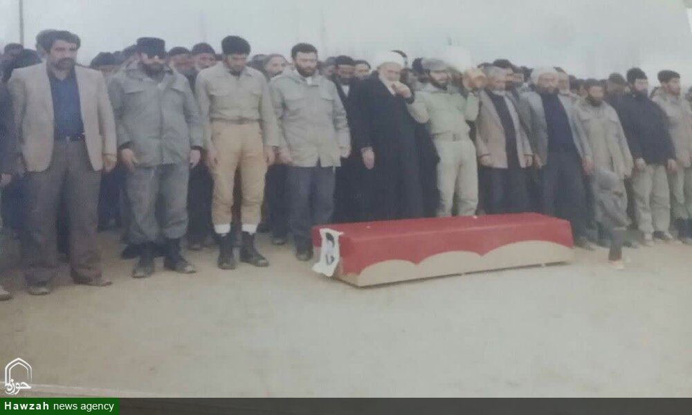 مرحوم سلیمیان در حال اقامه نماز بر پیکر شهید دفاع مقدس