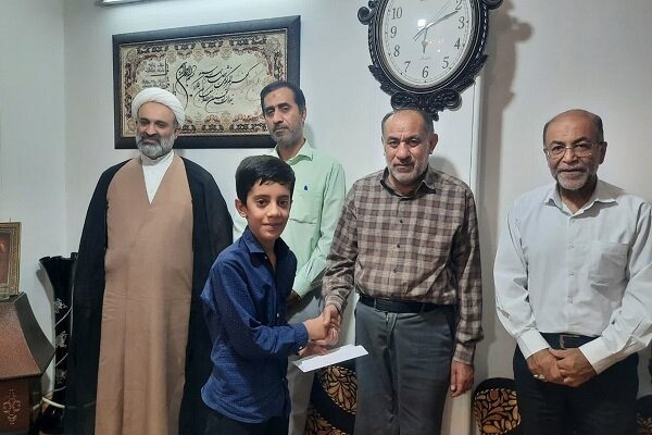 از نوجوانان کلاسهای دوشنبههای حفظ قرآن در بوشهر تجلیل شد+ عکس