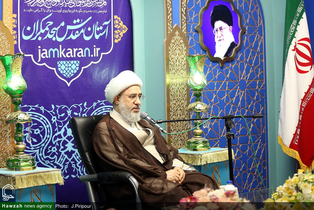 برخی جریانهای داخل کشور تلاش میکنند یاد شهدا را از بین ببرند