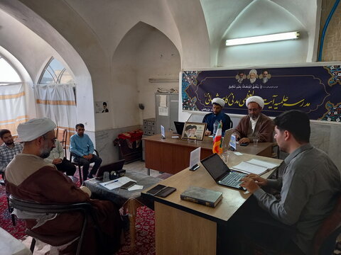 تصاویر/ جلسه دفاعیه تحقیق پایانی طلبه مدرسه علمیه آیت‌الله مدنی کاشانی(ره)