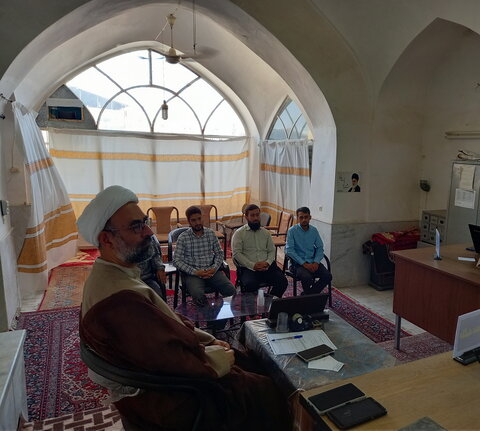 تصاویر/ جلسه دفاعیه تحقیق پایانی طلبه مدرسه علمیه آیت‌الله مدنی کاشانی(ره)