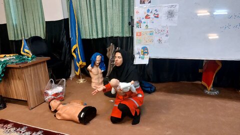 برگزاری کارگاه آموزش مهارت‌های کمک‌های اولیه در مدرسه علمیه هاجر خمین