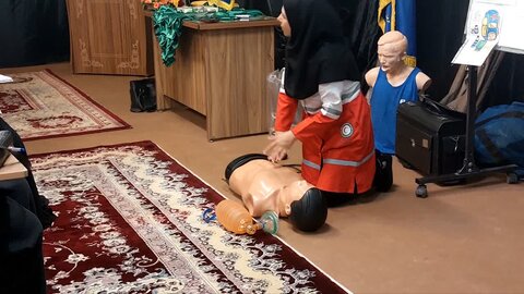 برگزاری کارگاه آموزش مهارت‌های کمک‌های اولیه در مدرسه علمیه هاجر خمین