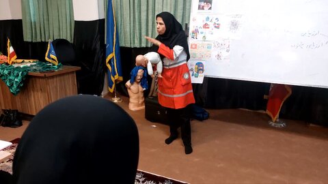 برگزاری کارگاه آموزش مهارت‌های کمک‌های اولیه در مدرسه علمیه هاجر خمین