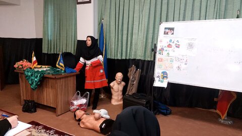 برگزاری کارگاه آموزش مهارت‌های کمک‌های اولیه در مدرسه علمیه هاجر خمین