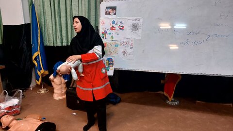 برگزاری کارگاه آموزش مهارت‌های کمک‌های اولیه در مدرسه علمیه هاجر خمین