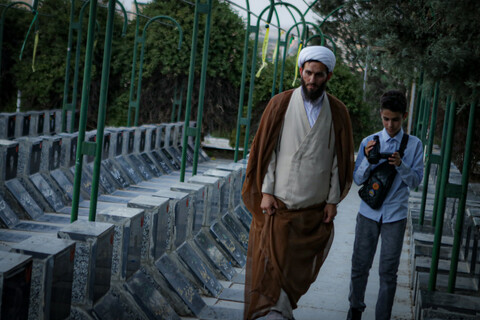 تصاویر/زیارت قبور شهدا و علما شهر همدان توسط داوطلبان حوزه علمیه استان همدان