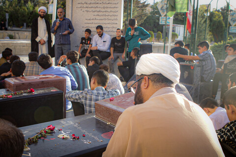 تصاویر/زیارت قبور شهدا و علما شهر همدان توسط داوطلبان حوزه علمیه استان همدان