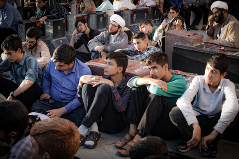 تصاویر/زیارت قبور شهدا و علما شهر همدان توسط داوطلبان حوزه علمیه استان همدان