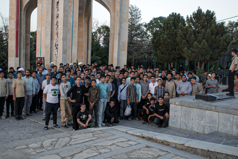 تصاویر/زیارت قبور شهدا و علما شهر همدان توسط داوطلبان حوزه علمیه استان همدان