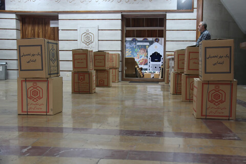 تصاویر/ اهدای ۲۰۰۰ بسته آموزشی به دانش آموزان نیازمند در سطح استان آذربایجان شرقی