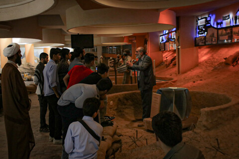 تصاویر/بازدید داوطلبان حوزه علمیه استان همدان از باغ موزه دفاع مقدس همدان