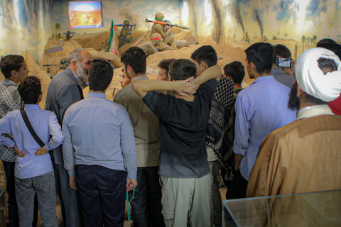 تصاویر/بازدید داوطلبان حوزه علمیه استان همدان از باغ موزه دفاع مقدس همدان