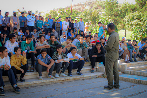تصاویر/بازدید داوطلبان حوزه علمیه استان همدان از باغ موزه دفاع مقدس همدان