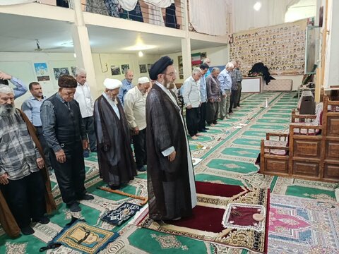 ‌تصاویر اقامه نماز مغرب و عشا در مسجد امام صادق(ع)محله اسدآبادی خرم آباد