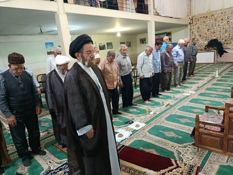 ‌تصاویر اقامه نماز مغرب و عشا در مسجد امام صادق(ع)محله اسدآبادی خرم آباد