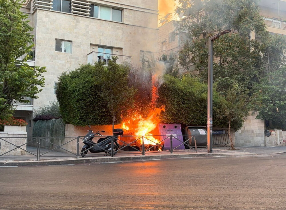 متظاهرون يشعلون النار حول منزل نتنياهو للمطالبة بوقف الحرب على غزة