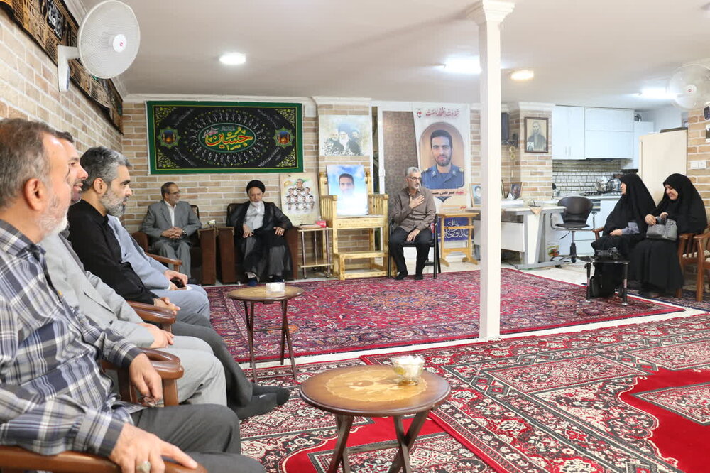 تصاویر دیدار رئیس شورای هماهنگی تبلیغات اسلامی خراسان رضوی با خانواده شهید مرتضی میثمی