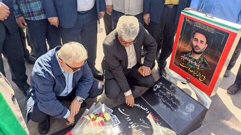 تصاویر/غباروبی و عطرافشانی ضریح امامزاده محمد هلال بن علی (ع)