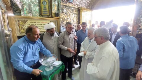 تصاویر/غباروبی و عطرافشانی ضریح امامزاده محمد هلال بن علی (ع)