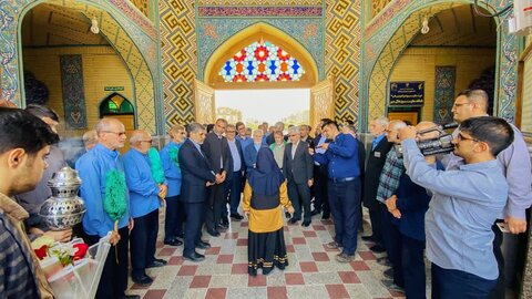 تصاویر/غباروبی و عطرافشانی ضریح امامزاده محمد هلال بن علی (ع)