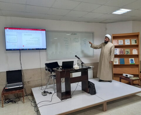 تصاویر/ کارگاه آموزشی نگارش پایان‌نامه با حضور اساتید مدارس علمیه کاشان