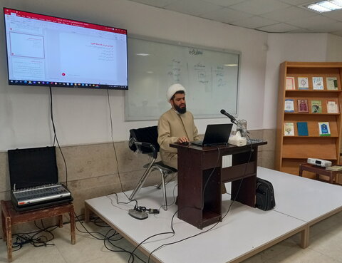 تصاویر/ کارگاه آموزشی نگارش پایان‌نامه با حضور اساتید مدارس علمیه کاشان