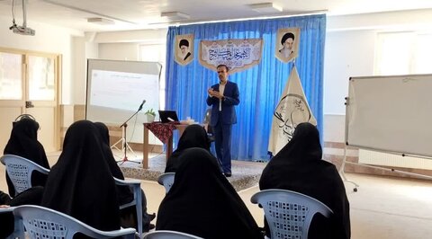 تصاویر/ دوره جریان شناسی رسانه و تدوین موبایلی ویژه بانوان فعال مسجدی و هیئتی در ارومیه