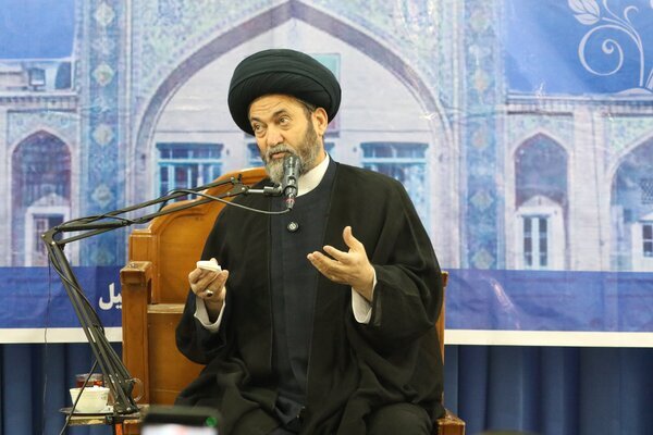 تحذير إمام جمعة أردبيل لباكو: مَن يُنقذكم يوم الشدائد هم أذريو إيران، لا أمريكا