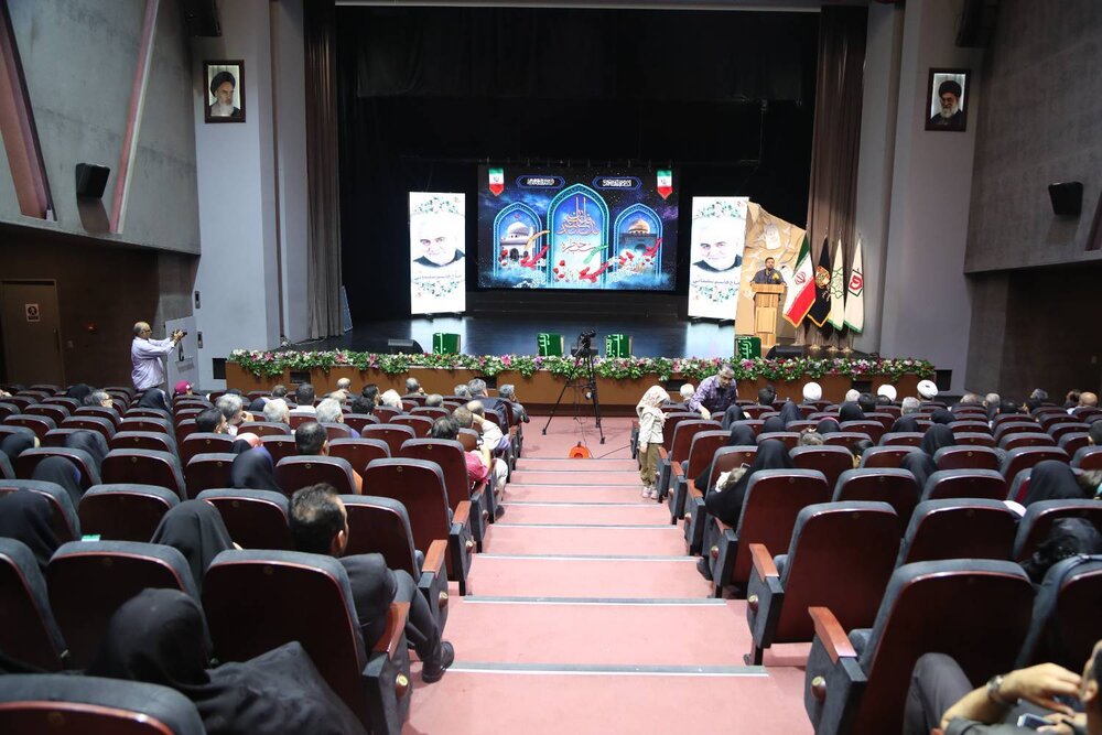 تقدیر از رزمندگان و مرور رشادت‌ها در ویژه‌برنامه شب خاطره +تصاویر