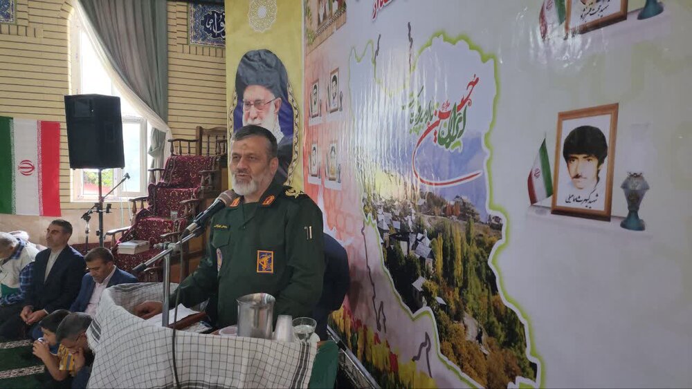 شهدا جهل و ظلمت را از سر ملت دور کردند