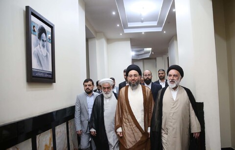 تصاویر/ ادای احترام سید عمار حکیم به حضرت امام خمینی (س)