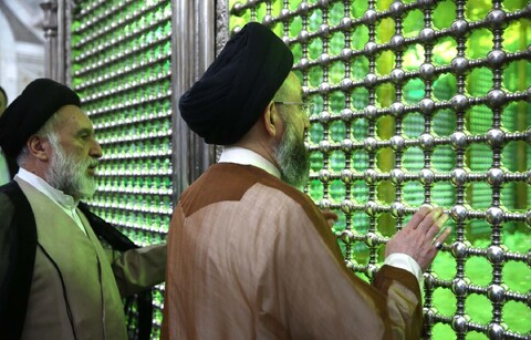 تصاویر/ ادای احترام سید عمار حکیم به حضرت امام خمینی (س)