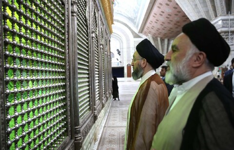 تصاویر/ ادای احترام سید عمار حکیم به حضرت امام خمینی (س)