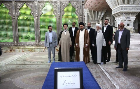 تصاویر/ ادای احترام سید عمار حکیم به حضرت امام خمینی (س)