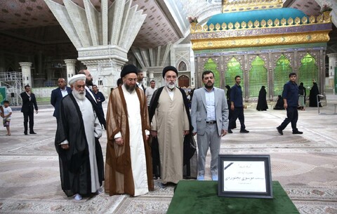 تصاویر/ ادای احترام سید عمار حکیم به حضرت امام خمینی (س)