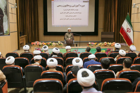 تصاویر / برگزاری دوره آموزش روحانیون رسمی با حضور امام جمعه قزوین