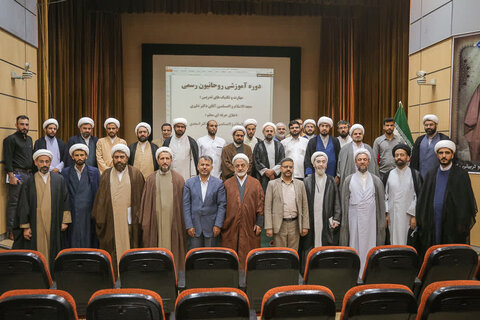 تصاویر / برگزاری دوره آموزش روحانیون رسمی با حضور امام جمعه قزوین