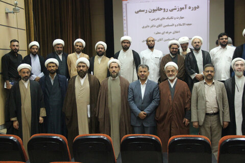 تصاویر / برگزاری دوره آموزش روحانیون رسمی با حضور امام جمعه قزوین
