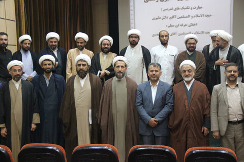 تصاویر / برگزاری دوره آموزش روحانیون رسمی با حضور امام جمعه قزوین
